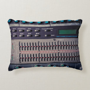 Cojín Decorativo Muchos botones en un mezclador de sonido en un est