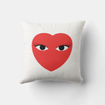 Muchos cortan el corazón rojo con los ojos puestos
