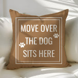 Cojín Decorativo Muévete Por El Perro Aquí El Mascota Marrón Funny<br><div class="desc">Trasladarse Por El Perro Se Encuentra Aquí Un Cojín decorativo Mascota Gracioso. Esta almohada animal está acentuada con huellas de pata y una cita bonita. Personalice este diseño personalizado con su propio presupuesto o texto.</div>