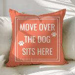 Cojín Decorativo Muévete Por El Perro Aquí, Funny Coral Mascota<br><div class="desc">Trasladarse Por El Perro Se Encuentra Aquí Un Cojín decorativo Mascota Gracioso. Esta almohada animal está acentuada con huellas de pata y una cita bonita. Personalice este diseño personalizado con su propio presupuesto o texto.</div>