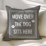 Cojín Decorativo Muévete Por El Perro Aquí, Funny Mascota Gris<br><div class="desc">Trasladarse Por El Perro Se Encuentra Aquí Un Cojín decorativo Mascota Gracioso. Esta almohada animal está acentuada con huellas de pata y una cita bonita. Personalice este diseño personalizado con su propio presupuesto o texto.</div>