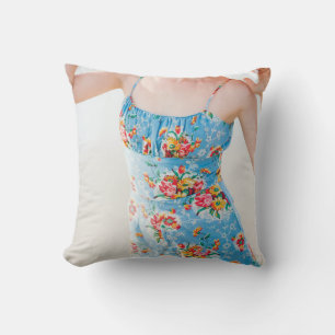 Cojín Decorativo Mujer con enterizos de flores azules y gorra marr