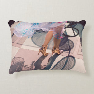 Cojín Decorativo Mujer con falda blanca rosa y verde floral y herma