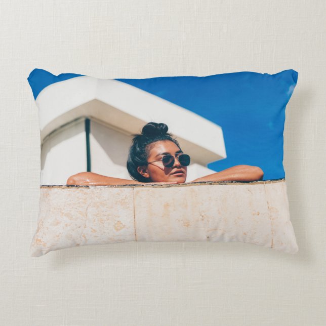 Cojín Decorativo Mujer con gafas de sol negras (Anverso)