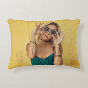 Cojín Decorativo Mujer con morena azul sosteniendo gafas de sol pon