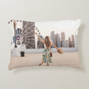 Cojín Decorativo Mujer con traje floral blanco y azul con gorra