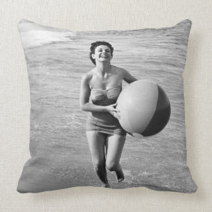 Cojín Decorativo Mujer con una pelota de playa