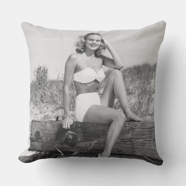 Cojín Decorativo Mujer en bikini (Anverso)