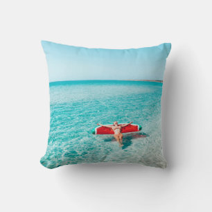 Cojín Decorativo Mujer en lilo en el agua del mar. Chica relajándos