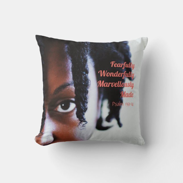 Cojín Decorativo MUJER Étnica TEMIÉNDOSE HACER amarillo cristiano (Anverso)