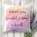 Cojín Decorativo Mujer exitosa, tipografía de color rosa naranja<br><div class="desc">"Detrás de cada mujer exitosa está ella misma". Entonces, ¿quién necesita al Príncipe Encantador? Haz tu propio "feliz siempre después" y abraza el "poder chica" cada vez que usas esta elegante y colorida almohada feminista inspiradora de lanzamiento con tipografía dulce manuscrita negra sobre un salpicón amarillo, melocotón, rosa y morado...</div>
