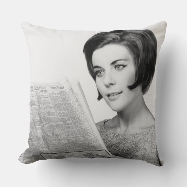 Cojín Decorativo Mujer Newpaper de lectura (Anverso)