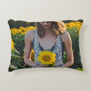 Cojín Decorativo Mujer parada en el campo del girasol