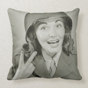 Cojín Decorativo Mujer que lleva un casco del ejército