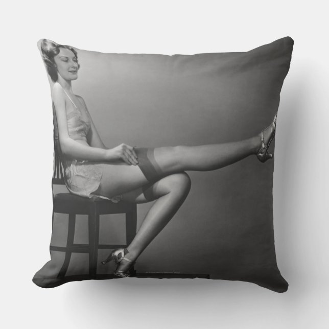 Cojín Decorativo Mujer que se sienta en silla (Anverso)