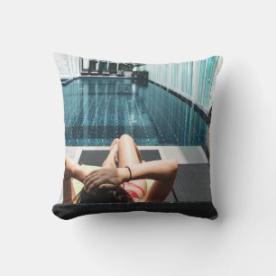 Cojín Decorativo Mujer sentada en el salón de chaise marrón