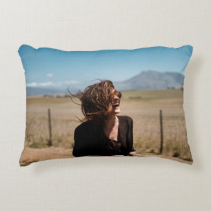 Cojín Decorativo Mujer sonriente en campo marrón y verde