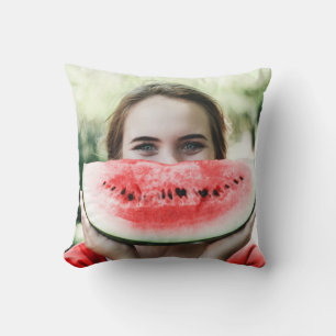 Cojín Decorativo Mujer sosteniendo sandía en rodajas