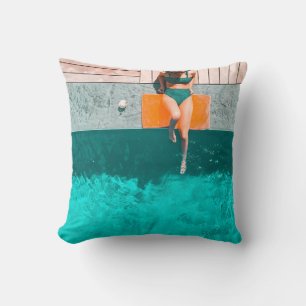 Cojín Decorativo Mujer tendida al lado de la piscina por la mañana