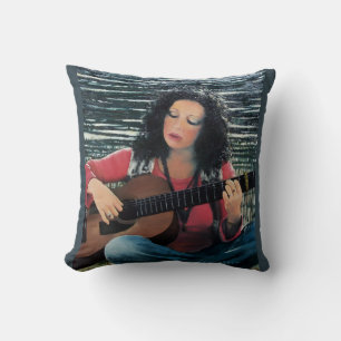 Cojín Decorativo Mujer tocando música con guitarra acústica