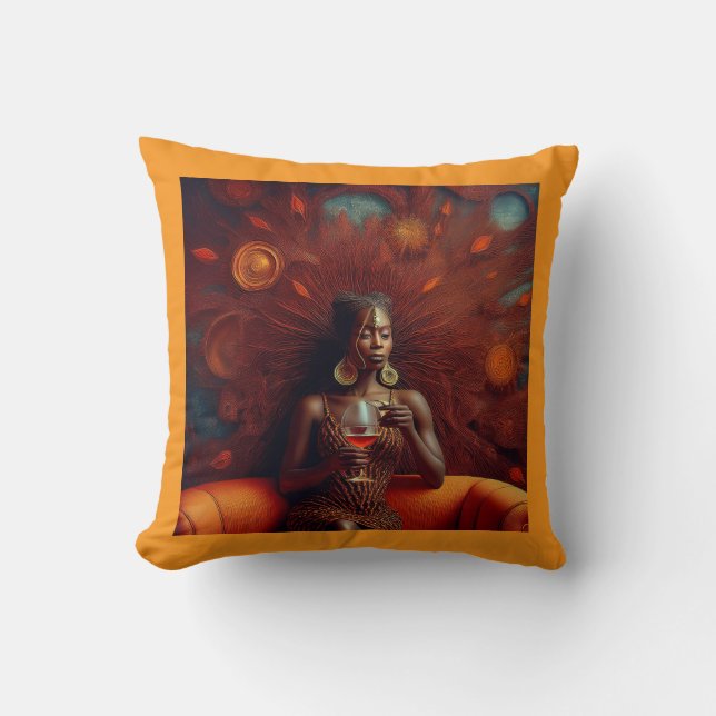 Cojín Decorativo Mujer Tomando Una Bebida En El Sofá (Anverso)
