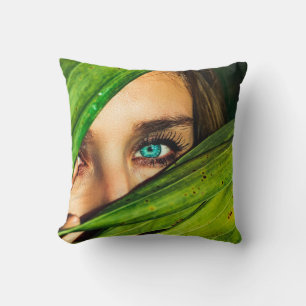 Cojín Decorativo Mujer tras hojas verdes