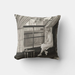 Cojín Decorativo Mujer triste mirando por la ventana de los años 40