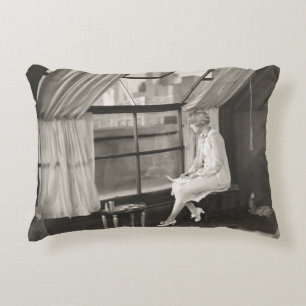 Cojín Decorativo Mujer triste mirando por la ventana de los años 40