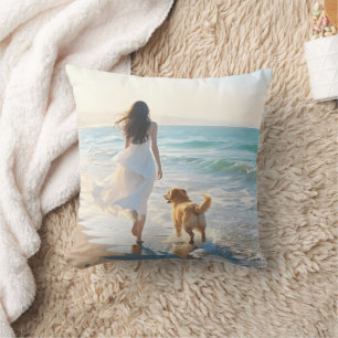 Cojín Decorativo Mujer y Perro Paseando por la Playa al Atardecer