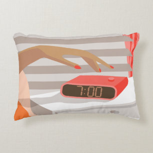 Cojín Decorativo Mujeres presionando con la mano el botón de snooze