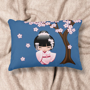 Cojín Decorativo Muñeca Kokeshi Kawaii de Kimono Rosa sobre Azul