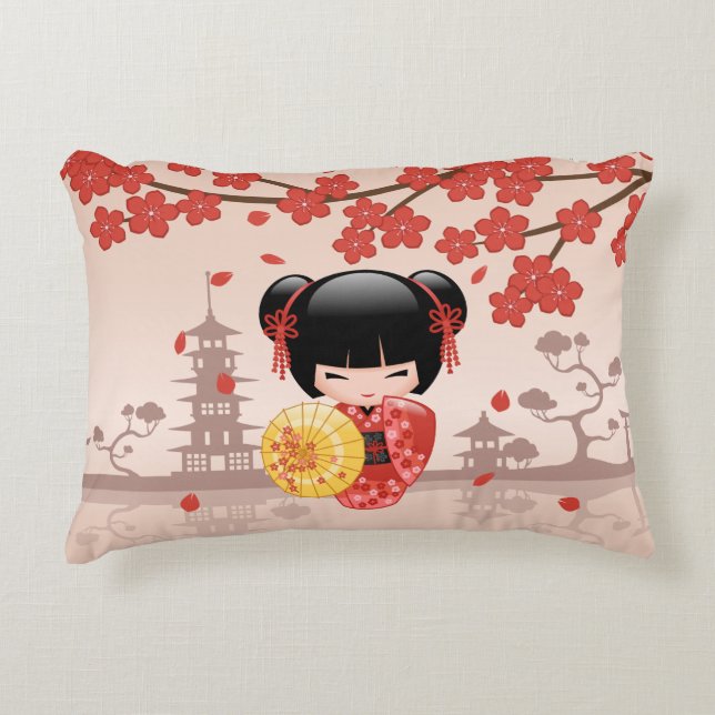 Cojín Decorativo Muñeca roja Sakura Kokeshi - Geisha japonesa (Anverso)