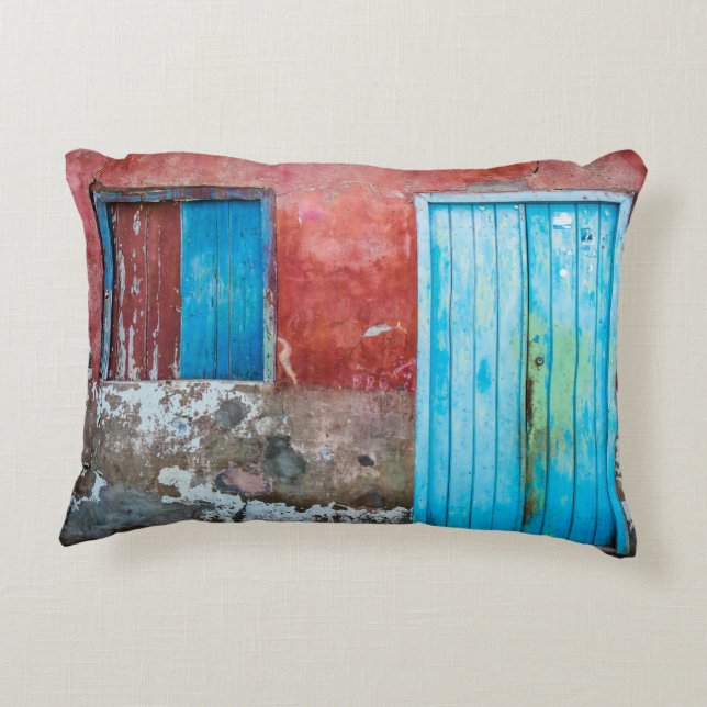 Cojín Decorativo Muro rojo, azul y gris, puerta y ventana (Reverso)