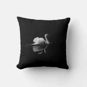 COJÍN DECORATIVO MUTE SWAN EN FOTOGRAFÍA DE BAJA LUZ