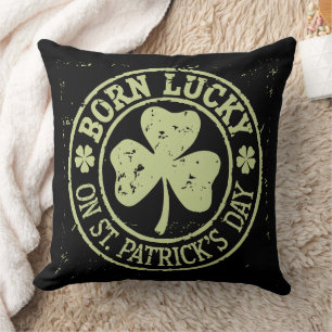 Cojín Decorativo Nacido con Suerte el Día de San Patricio Cumpleaño