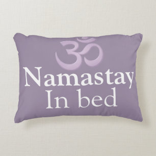 Cojín Decorativo Namastay en la cama Yoga Lavanda púrpura blanco Di