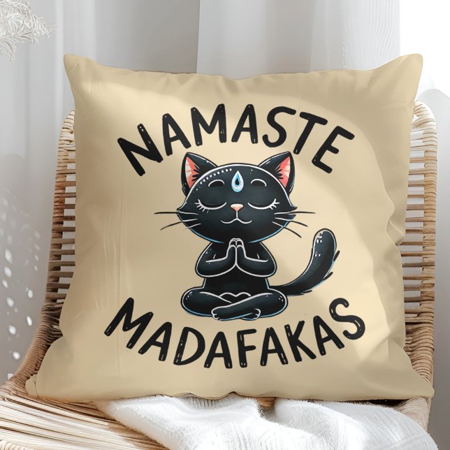Cojín Decorativo "Namaste Madafakas", curiosos amantes de un gato ("Namaste Madafakas" Funny Cat Lovers Throw Pillow on a sunny boho rattan chair.)
