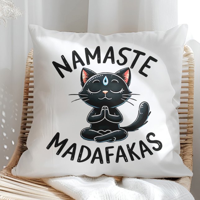 Cojín Decorativo "Namaste Madafakas", curiosos amantes de un gato ("Namaste Madafakas" Funny Cat Lovers Throw Pillow on a sunny boho rattan chair.)
