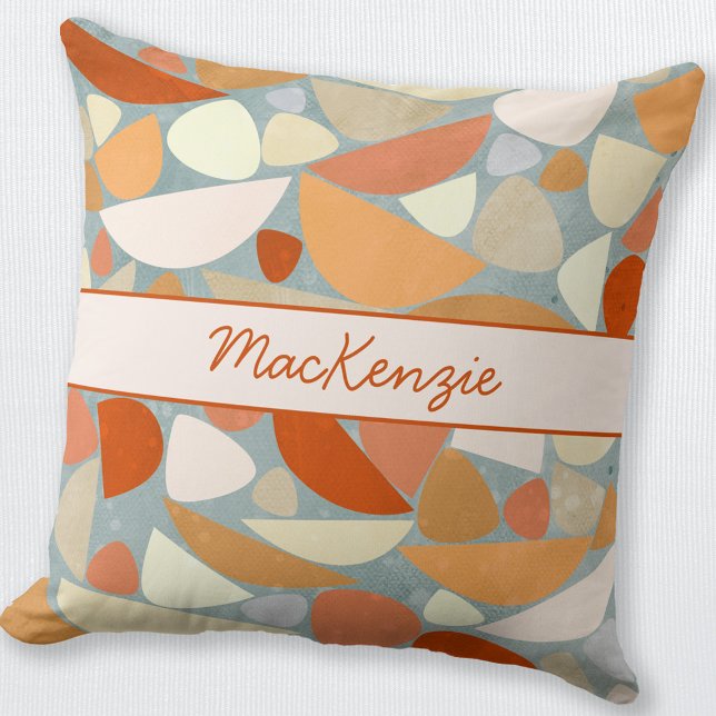 Cojín Decorativo Naranja de nombres abstractos modernos (Modern abstract orange cream and sea foam personalized script name throw pillow)