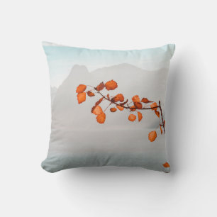 COJÍN DECORATIVO NARANJA LEAF CERCA DEL CUERPO DE AGUA Y MONTAÑAS