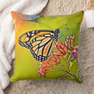 Cojín Decorativo Naranja mariposa en diseño de flores rosadas