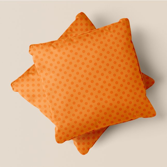 Cojín Decorativo Naranja Oscuro Sobre Puntos De Polka Retro Naranja (Dark Orange On Light Orange Retro Chic Polka Dots Throw Pillow)