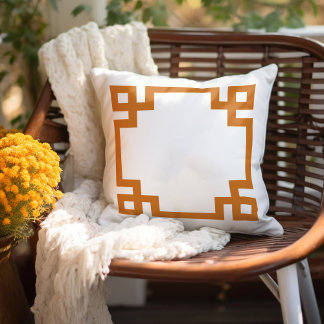 Cojín Decorativo Naranja quemado y borde de clave griega blanca