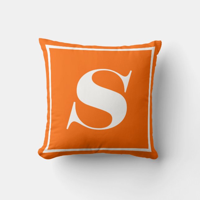 Cojín Decorativo naranja sólido monogramado blanco inicial (Anverso)