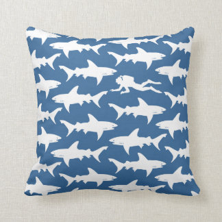 Cojín Decorativo Natación del buceador con la escuela de tiburones