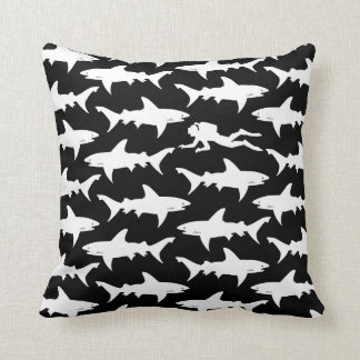 Cojín Decorativo Natación del buceador con la escuela de tiburones
