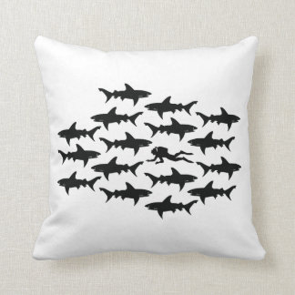 Cojín Decorativo Natación del buceador con una escuela de tiburones