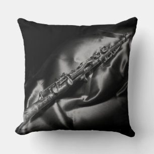 Cojín Decorativo Naturaleza muerta de clarinete antiguo, B&W