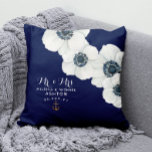 Cojín Decorativo Nautical Navy Anemones azules y blancos con fecha<br><div class="desc">La audaz almohada azul marino y blanca de Nautical Boutique Co. incluye anémonas blancas acuarelas sobre un fondo azul marino. "Sr. & Mrs." está en la tipografía de escritura moderna y está emparejada con las letras de bloques tradicionales. El diseño se acentúa con un ancla de acuarela a juego. Boda...</div>