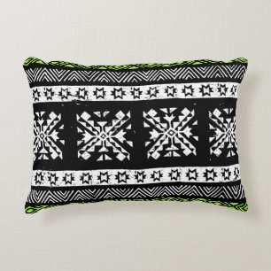 Cojín Decorativo Navajo tribal, patrón verde blanco negro.